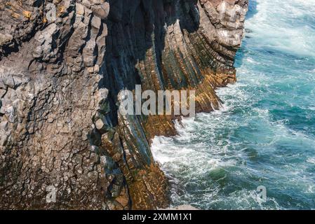 Dramatische Basaltklippen und klares blaues Wasser in Arnarstapi, Island Stockfoto