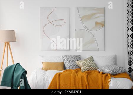 Teens Zimmer mit modernen Möbeln und wunderschönen Bildern an der Wand Stockfoto