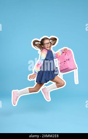 Glückliches Schulkind mit Rucksack, der auf hellblauem Hintergrund springt Stockfoto