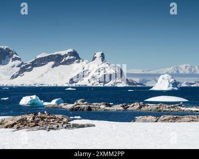 MT Demaria und Cape Tuxen an der Graham Coast gegenüber der Penola Strait von Petermann Island, Wilhelm Archipel, Antarktis Stockfoto