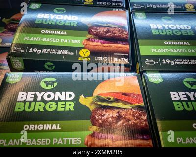 Bild des Logos von Beyond Meat auf ihren pflanzlichen Patties für Burger namens Beyond Burger, die in einem belgrader Supermarkt verkauft werden. Beyond Meat, Inc Stockfoto