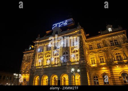 Dieses Foto zeigt die festliche Beleuchtung des Rathauses von Novi Sad in Serbien, geschmückt mit Lichtern und Dekorationen zu Weihnachten und Neujahr Stockfoto