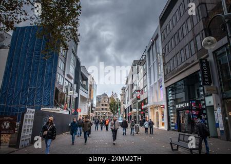 Bild der Schildergasse mit Geschäften und Geschäften an einem samstagnachmittag mit einer Menschenmenge, die in Köln shoppt. Die Schildergasse ist ein Sho Stockfoto