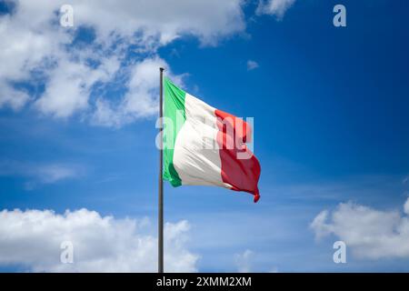 Bild der italienischen Flagge, die in italien in der Luft vor einem blauen Himmel verharrt. Die Nationalflagge Italiens, auf Italienisch oft als il Tricolo bezeichnet Stockfoto