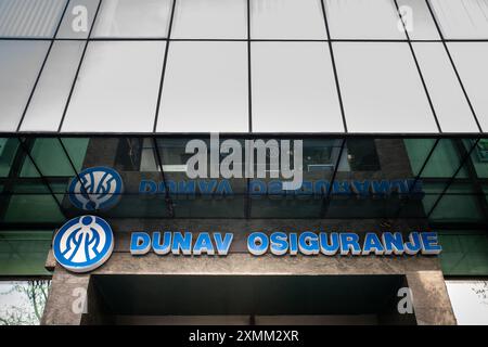 Bild eines Logos von Dunav Osiguranje in ihrem Hauptquartier in Belgrad. Dunav osiguranje oder Dunav Insurance ist eine serbische Versicherungsgesellschaft mit Sitz in Bel Stockfoto