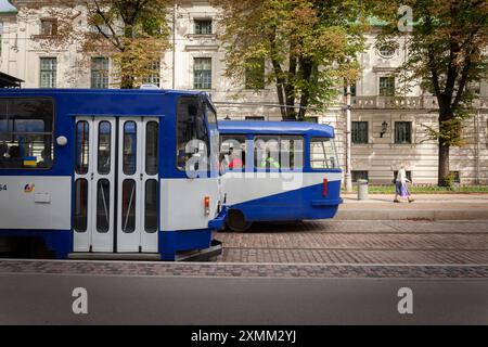 Bild von Straßenbahnen, die in den Straßen von riga fahren, betrieben von Rigas satiksme. Rīgas satiksme ist ein öffentliches Verkehrsmittel und Infrastruktur Stockfoto