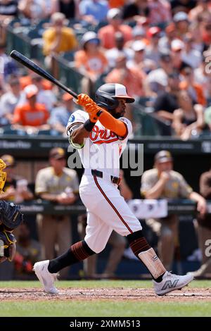 BALTIMORE, MD - 28. JULI: Baltimore Orioles Outfield-Spieler Cedric Mullins (31) verdoppelt sich im dritten Inning in zwei Runs während eines MLB-Spiels gegen die San Diego Padres am 28. Juli 2024 im Oriole Park at Camden Yards in Baltimore, Maryland. (Foto: Joe Robbins/Image of Sport) Stockfoto