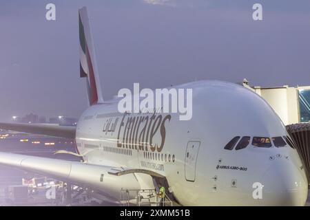 Außenansicht der Emirates Airlines A380 auf der Start- und Landebahn am Dubai International Airport Stockfoto