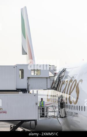 Emirates Airlines A380 Äußere auf der Landebahn des internationalen Flughafens Dubai Catering-Mitarbeiter Stockfoto