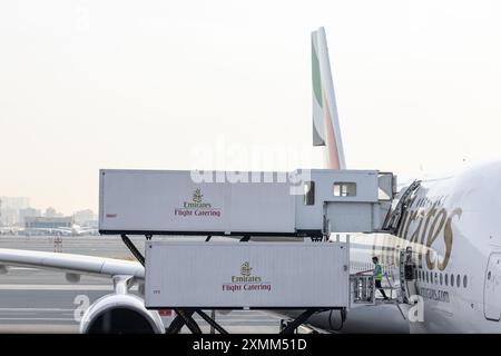 Emirates Airlines A380 Außenansicht auf der Landebahn am Dubai International Airport Flug Catering-Flugzeug Stockfoto