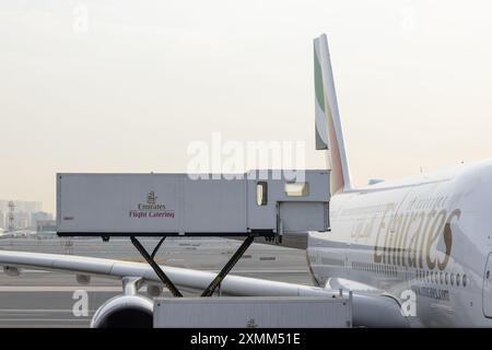 Emirates Airlines A380 Außenansicht auf der Landebahn am Dubai International Airport Flug Catering-Flugzeug Stockfoto