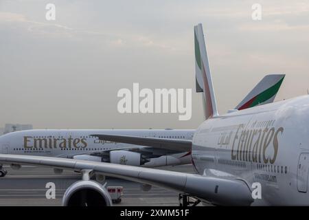 Emirates Airlines A380 außen auf der Start- und Landebahn am Dubai International Airport zwei Flugzeuge auf der Start- und Landebahn Stockfoto