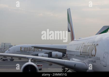 Emirates Airlines A380 außen auf der Start- und Landebahn am Dubai International Airport zwei Flugzeuge auf der Start- und Landebahn Stockfoto