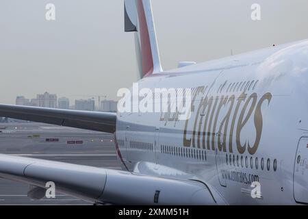 Außenansicht der Emirates Airlines A380 auf der Start- und Landebahn am Dubai International Airport Stockfoto