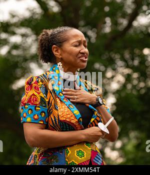 28. Juli 2024, Boston Common, Boston, Massachusetts, USA: Reverend Mariama White-Hammond führt eine Mahnwache für Sonya Massey an der Embrace, das Kunstwerk erinnert an Martin Luther King Jr. und Coretta Scott King auf dem Boston Common. Sonya Massey war eine 36-jährige schwarze Frau, die in ihrem Haus in Illinois von einem jetzt gefeuerten Sheriff-Deputy getötet wurde, der in ihrem Tod angeklagt wurde. Die Veranstaltung in Boston ist eine von vielen, die zu Masseys-Ehren im ganzen Land stattfinden. Quelle: Keiko Hiromi/AFLO/Alamy Live News Stockfoto