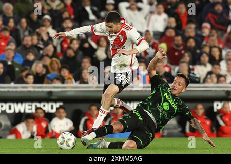 River Plates Mittelfeldspieler Ignacio Fernandez (L-TOP) vies kontrolliert den Ball an Sarmientos Mittelfeldspieler Manuel Garcia während des Spiels zwischen River Plate und Sarmiento im El Monumental Stadion in Buenos Aires am 28. Juli 2024. Quelle: Alejandro Pagni/Alamy Live News Stockfoto