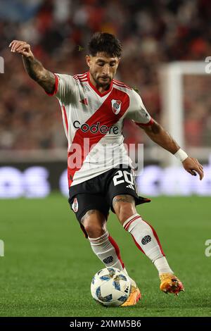 Milton Casco, Verteidiger von River Plate, kontrolliert den Ball während des Argentine Professional Football League Turniers 2024 (Cesar Luis Menotti) gegen Sarmiento im El Monumental Stadion in Buenos Aires am 28. Juli 2024. River Plate gewann mit 1:0. Quelle: Alejandro Pagni/Alamy Live News Stockfoto