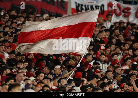 Die Fans von River Plate bejubeln ihr Team während des Spiels gegen Sarmiento im El Monumental Stadion in Buenos Aires am 28. Juli 2024. Quelle: Alejandro Pagni/Alamy Live News Stockfoto