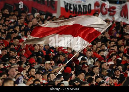 Die Fans von River Plate bejubeln ihr Team während des Spiels gegen Sarmiento im El Monumental Stadion in Buenos Aires am 28. Juli 2024. Quelle: Alejandro Pagni/Alamy Live News Stockfoto