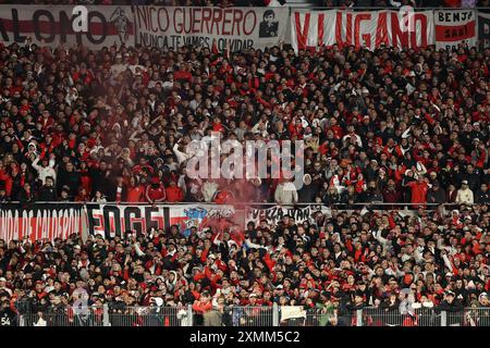 Die Fans von River Plate bejubeln ihr Team während des Spiels gegen Sarmiento im El Monumental Stadion in Buenos Aires am 28. Juli 2024. Quelle: Alejandro Pagni/Alamy Live News Stockfoto