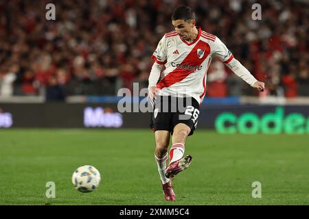 Der Mittelfeldspieler Ignacio Fernandez schießt den Ball während des Spiels zwischen River Plate und Sarmiento am 28. Juli 2024 im El Monumental Stadion in Buenos Aires. Quelle: Alejandro Pagni/Alamy Live News Stockfoto