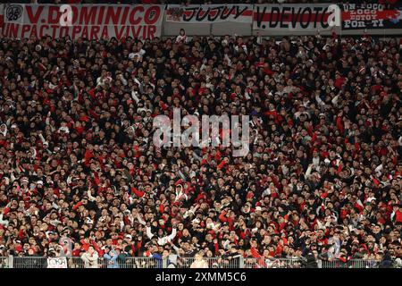 Die Fans von River Plate bejubeln ihr Team während des Spiels gegen Sarmiento im El Monumental Stadion in Buenos Aires am 28. Juli 2024. Quelle: Alejandro Pagni/Alamy Live News Stockfoto