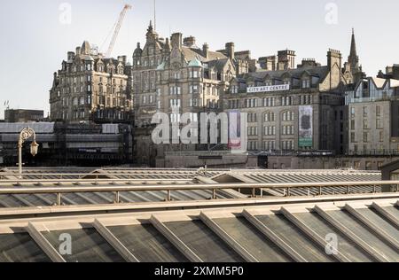 Edinburgh, Schottland - 18. Januar 2024 - Blick auf das City Art Centre und die alten Gebäude in der Altstadt von Edinburgh. Reiseziele in Europa, Platz für Stockfoto