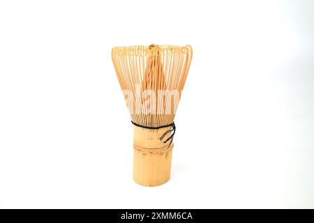 Matcha Puder grüner Tee Bambus Schneebesen (chasen) auf weißem Hintergrund – Wales, Großbritannien – 19. Juli 2024 Stockfoto