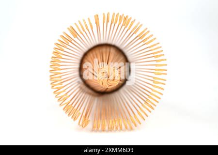 Matcha Puder grüner Tee Bambus Schneebesen (chasen), Vorderansicht – Wales, Großbritannien – 19. Juli 2024 Stockfoto