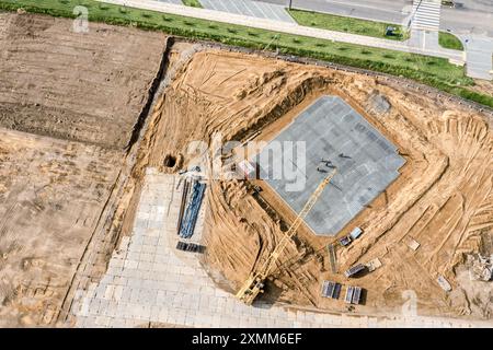 Gitterfundamente auf der Baustelle. Vorbereitung zum Gießen des Fundaments mit Beton. Luftaufnahme. Stockfoto