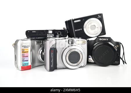 Vintage-Digitalkameras auf weißem Hintergrund – Wales, Großbritannien – 27. Juli 2024 Stockfoto