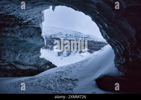 Blick auf den Eingang einer Eishöhle, Castner Cave, an einem kalten Wintertag in Alaska. Stockfoto