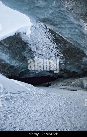 Eis am Eingang der Castner Cave, einer Eishöhle in Alaska an einem kalten Wintertag. Stockfoto