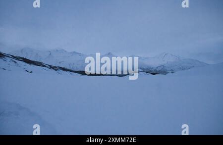 Berge im Hintergrund in der Nähe der Castner Höhle kalter Wintertag. Stockfoto