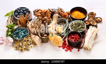 Gesundes natürliches Adaptogen. Kräuter, Gewürze, Pilze auf hellem Hintergrund. Nervine Food Kollektion. Draufsicht Stockfoto