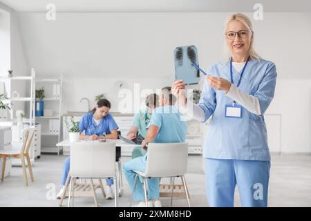Ärztin mit Röntgenbild der Lunge in der Klinik Stockfoto