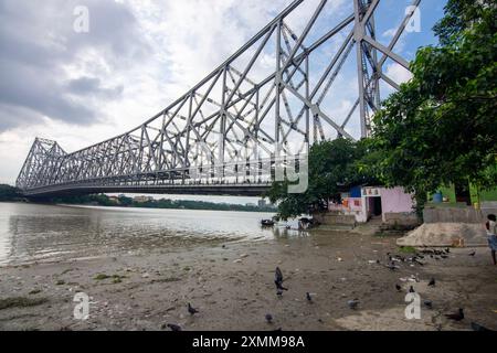 Die Howrah Bridge ist eine riesige Stahlbrücke über den Hooghty River, ein Wahrzeichen in Kalkutta. Es gilt als einer der längsten Freischwinger b Stockfoto
