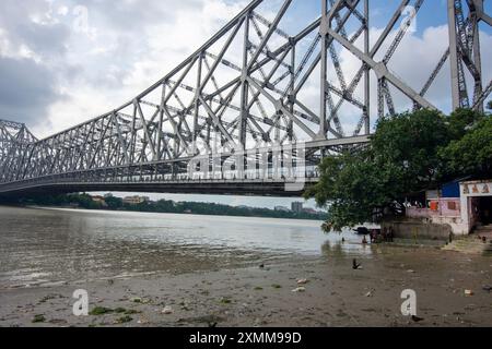 Die Howrah Bridge ist eine riesige Stahlbrücke über den Hooghty River, ein Wahrzeichen in Kalkutta. Es gilt als einer der längsten Freischwinger b Stockfoto