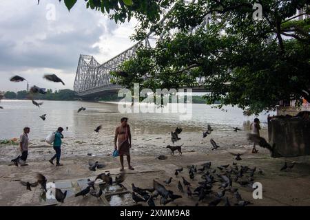 Die Howrah Bridge ist eine riesige Stahlbrücke über den Hooghty River, ein Wahrzeichen in Kalkutta. Es gilt als einer der längsten Freischwinger b Stockfoto