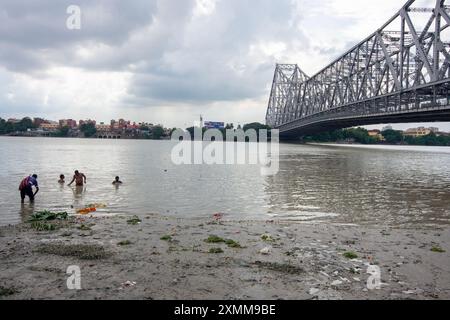 Die Howrah Bridge ist eine riesige Stahlbrücke über den Hooghty River, ein Wahrzeichen in Kalkutta. Es gilt als einer der längsten Freischwinger b Stockfoto