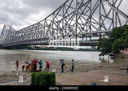 Die Howrah Bridge ist eine riesige Stahlbrücke über den Hooghty River, ein Wahrzeichen in Kalkutta. Es gilt als einer der längsten Freischwinger b Stockfoto