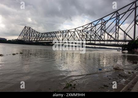Die Howrah Bridge ist eine riesige Stahlbrücke über den Hooghty River, ein Wahrzeichen in Kalkutta. Es gilt als einer der längsten Freischwinger b Stockfoto