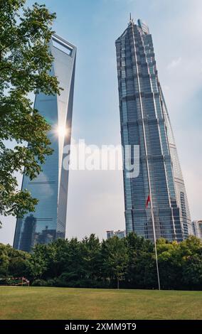 Shanghai, China - 11. Juni 2018: Atemberaubender Blick auf die Wolkenkratzer von Shanghai, umgeben von Grünflächen an klaren Tagen Stockfoto