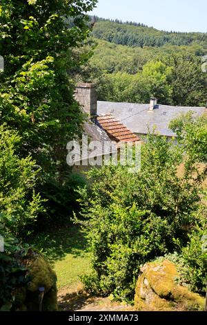 Weiler und Habitat aus Granit auf Granituntergrund auf dem Land des Departements Creuse in der Region Limousin in in Zentralfrankreich. Creuse, L Stockfoto