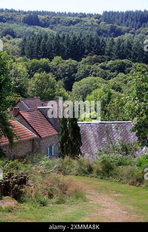 Weiler und Habitat aus Granit auf Granituntergrund auf dem Land des Departements Creuse in der Region Limousin in in Zentralfrankreich. Creuse, L Stockfoto