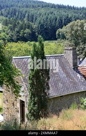 Weiler und Habitat aus Granit auf Granituntergrund auf dem Land des Departements Creuse in der Region Limousin in in Zentralfrankreich. Creuse, L Stockfoto