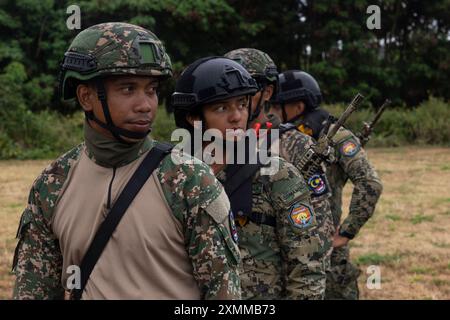 Malaysische Soldaten, die dem 8. Bataillon (Fallschirm), dem Royal Ranger Regiment, der 10. Fallschirmbrigade und den Marineinfanterie-Marines des mexikanischen Marineinfanteriekorps zugewiesen wurden, demonstrieren amphibische Manöver mit Kampfkautschuk-Raidbooten im Marine Corps Training Area Bellows, Waimanalo, Hawaii, während der Übung Rim of the Pacific 2024 am 12. Juli. 29 Nationen, 40 Überlandschiffe, drei U-Boote, 14 nationale Landstreitkräfte, mehr als 150 Flugzeuge und 25.000 Mitarbeiter nehmen vom 27. Juni bis 1. August an der RIMPAC Teil. RIMPAC ist die weltweit größte internationale maritime Übung und bietet eine Stockfoto