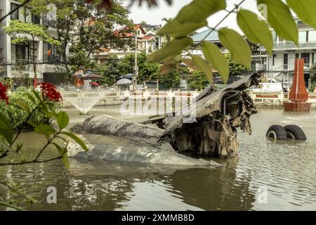 Kultur Reise Vietnam Attraktionen in Hanoi stürzte B-52 im Huu Tiep See in Hanoi Vietnam ab Stockfoto