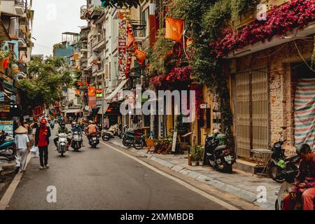 Urban Travel Socialist Republic of Vietnam Straßenszene in Hanoi mit Rollerverkehr Stockfoto