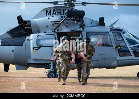 Citizen Airmen von der 624th Aeromedical Staging Squadron tragen eine Trainingspuppe während der Übung Rim of the Pacific (RIMPAC) 2024 auf Ford Island, Hawaii, am 12. Juli. Die 624th ASTS-Mitglieder reagierten auf Hubschrauber der US-Armee und peruanischer und mexikanischer Partner, um Patienten für das Training zu transportieren. 29 Nationen, 40 Überlandschiffe, drei U-Boote, 14 nationale Landstreitkräfte, mehr als 150 Flugzeuge und 25.000 Mitarbeiter nehmen vom 27. Juni bis 1. August an der RIMPAC Teil. RIMPAC ist die weltweit größte internationale maritime Übung und bietet eine einzigartige Ausbildungsmöglichkeit Stockfoto